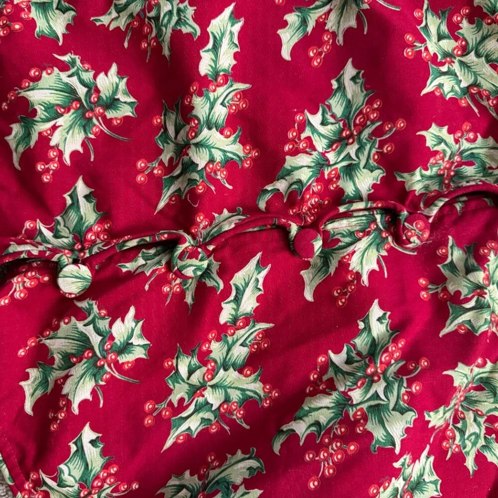 NWT April Cornell Red w/Holly Leaves & Berries Round Christmas Tree Skirt